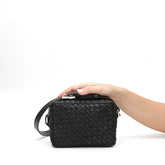 Miss bag piccola, borsa a tracolla in pelle intrecciata nera, prodotta e venduta da Pianigiani handmade leather bags.